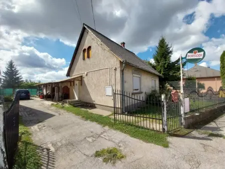 Eladó családi ház, Bana 3 szoba 244 m² 65 M Ft