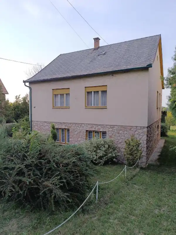 Eladó családi ház, Dunaalmás 6 szoba 126 m² 43.9 M Ft