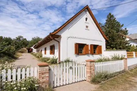 Eladó családi ház, Dunaszentmiklós 2+1 szoba 93 m² 46.9 M Ft