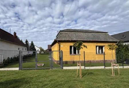 Eladó családi ház, Kisbér 2 szoba 90 m² 39.9 M Ft