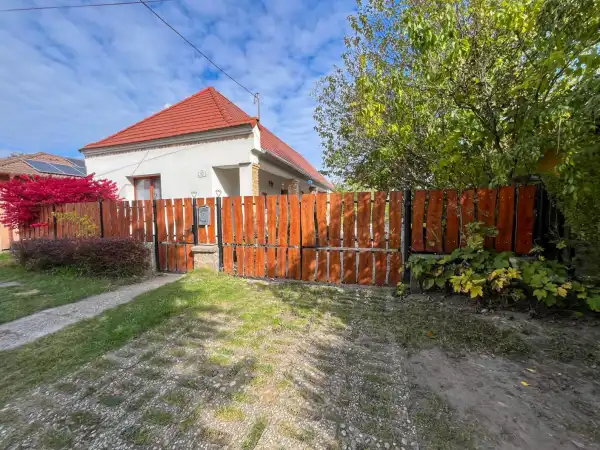 Eladó családi ház, Kocs 3 szoba 78 m² 57 M Ft