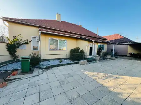 Eladó családi ház, Komárom 4 szoba 140 m² 89.9 M Ft