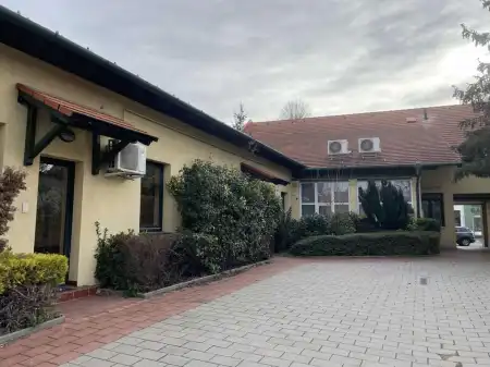 Eladó családi ház, Tata 5 szoba 233 m² 165 M Ft