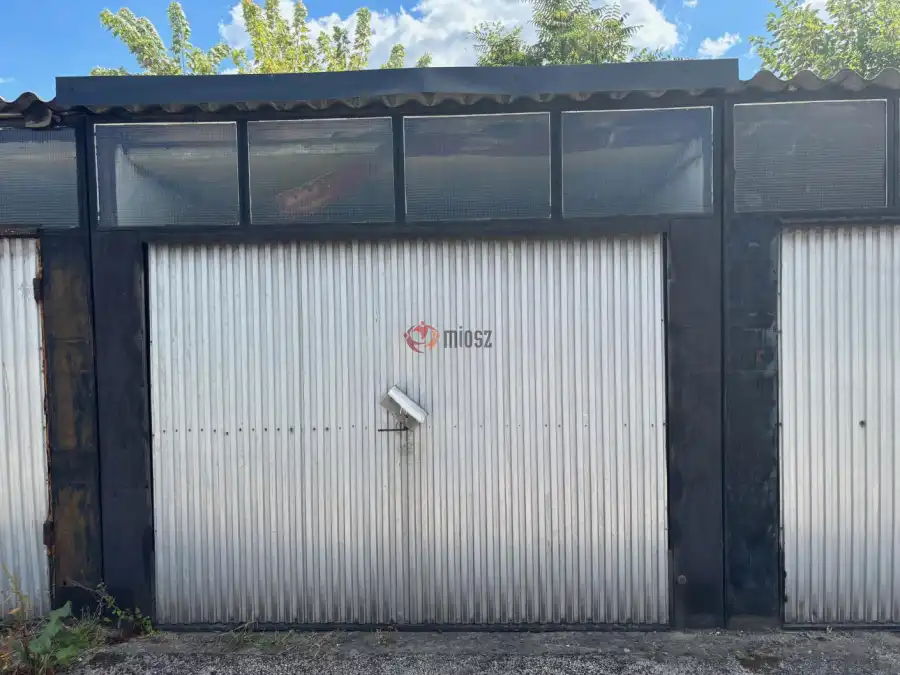eladó garázs, Tata