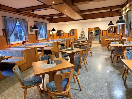Eladó ipari ingatlan, Mocsa 24 szoba 949 m² 420 M Ft