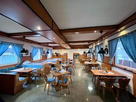 Eladó ipari ingatlan, Mocsa 24 szoba 949 m² 460 M Ft