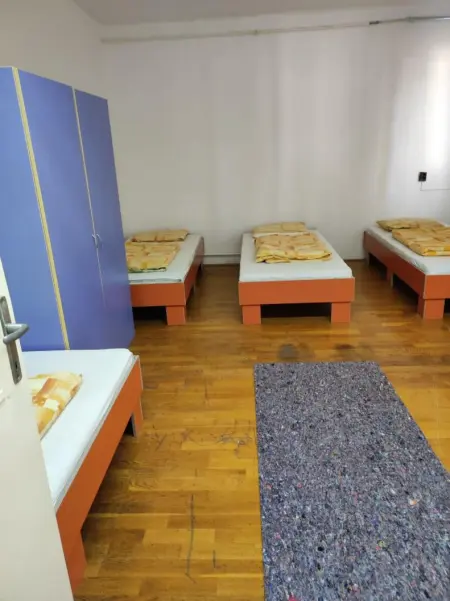 Eladó ipari ingatlan, Oroszlány 24 szoba 1000 m² 210 M Ft