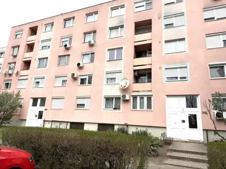 Eladó panellakás, Komárom 2 szoba 47 m² 37.5 M Ft