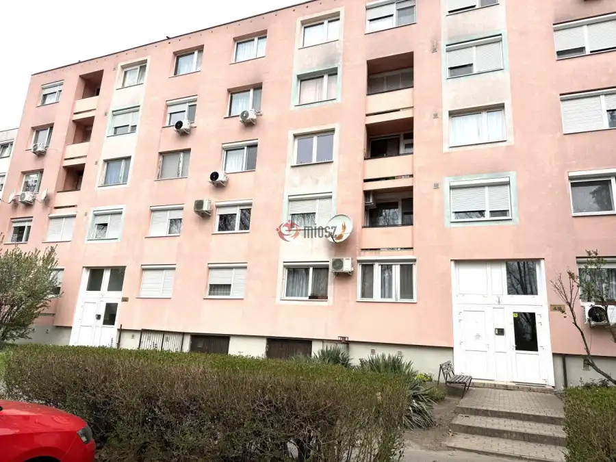 eladó panellakás, Komárom