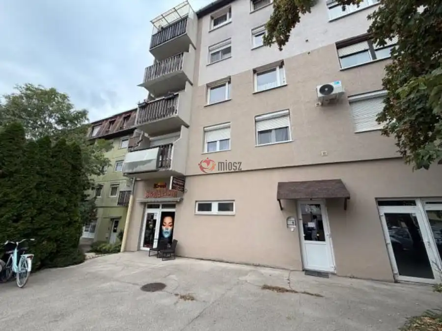 eladó panellakás, Tata