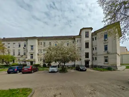 Eladó téglalakás, Komárom 2+1 szoba 55 m² 40 M Ft