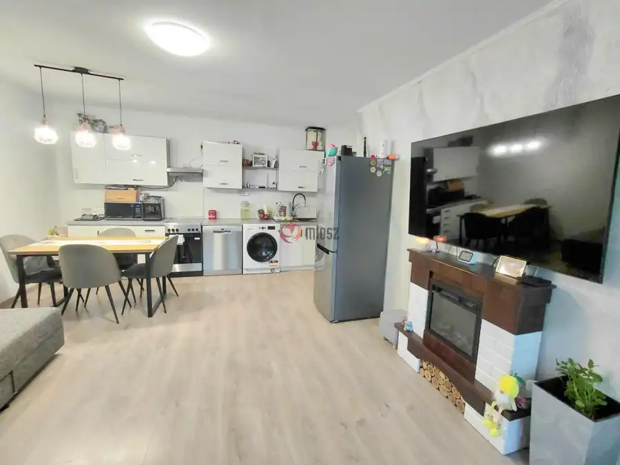 eladó téglalakás, Oroszlány