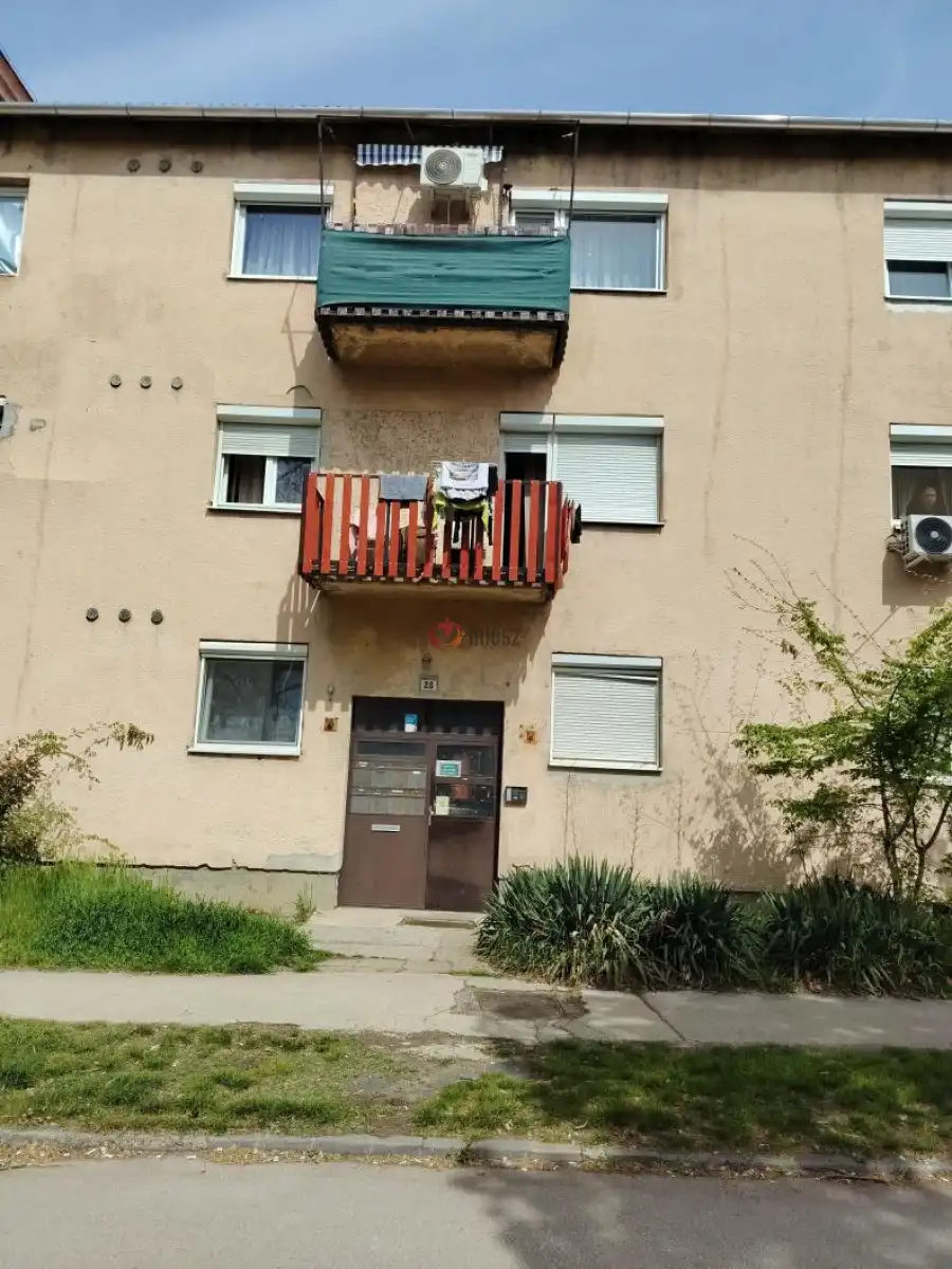 eladó téglalakás, Oroszlány