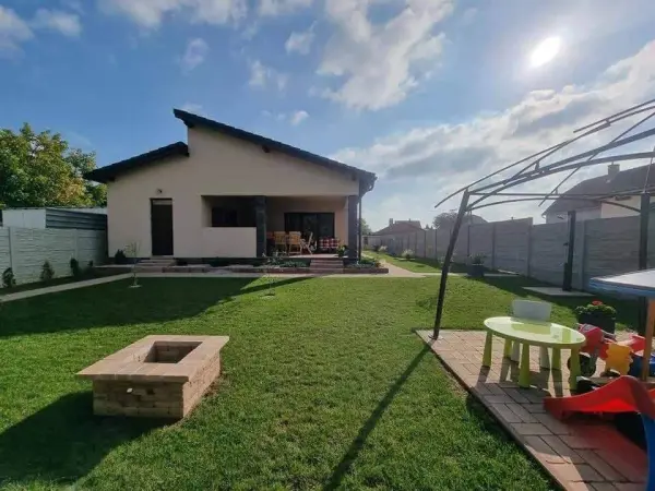 Eladó újszerű családi ház, Komárom 3 szoba 103 m² 122.99 M Ft
