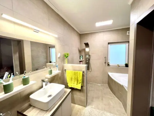 Eladó újszerű családi ház, Környe 4+1 szoba 175 m² 220 M Ft