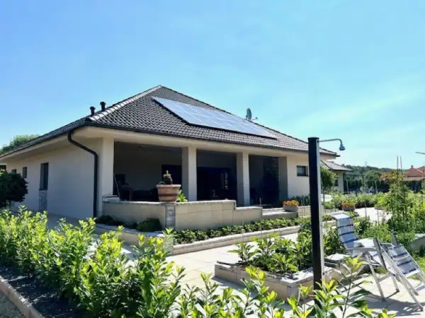 Eladó újszerű családi ház, Környe 4+1 szoba 175 m² 220 M Ft