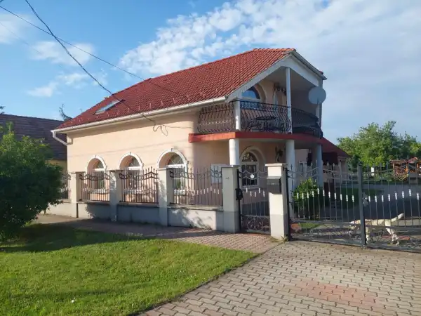 Eladó újszerű családi ház, Tarján 5 szoba 216 m² 89.9 M Ft