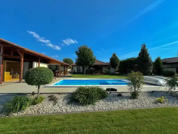 Eladó újszerű családi ház, Tatabánya 5 szoba 200 m² 219 M Ft