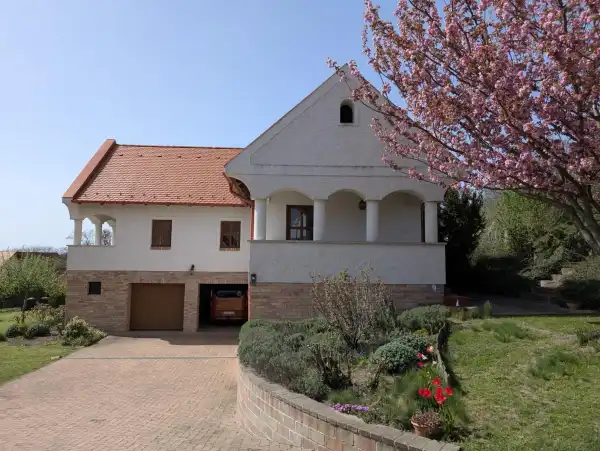 Eladó újszerű családi ház, Vértessomló 4 szoba 175 m² 149 M Ft