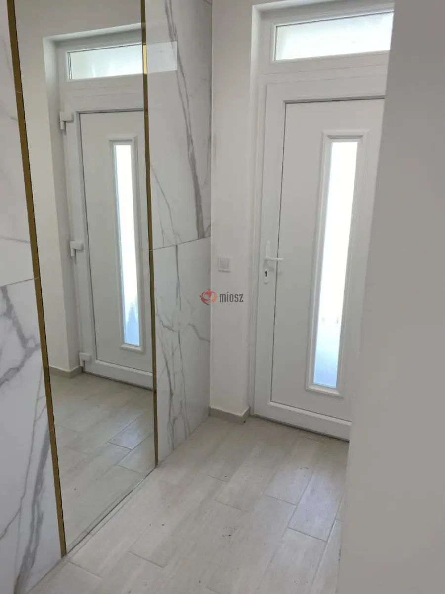eladó újszerű ikerház, Vértesszőlős