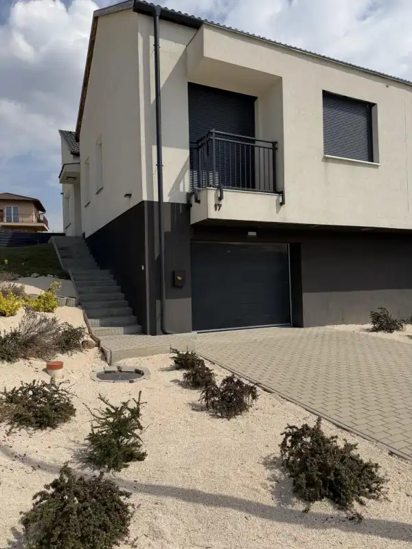 Eladó újszerű ikerház, Vértesszőlős 2+2 szoba 128 m² 126.9 M Ft