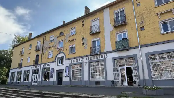 Eladó üzlet, Oroszlány 280 m² 39.5 M Ft