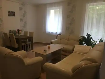 Kiadó családi ház, Tata 20 szoba 584 m² 550 E Ft/hó