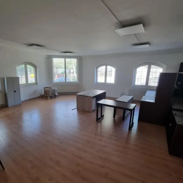 Kiadó iroda, Tata 1 szoba 29 m² 128 E Ft/hó