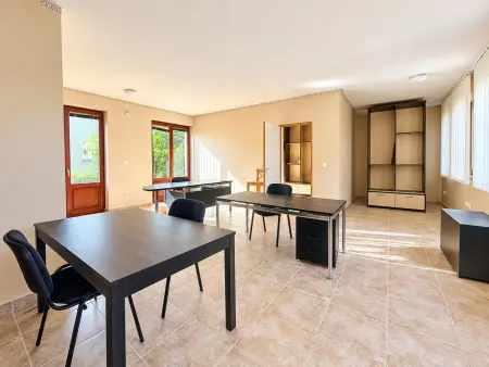 Kiadó üzlet, Tata 2 szoba 64 m² 280 E Ft/hó